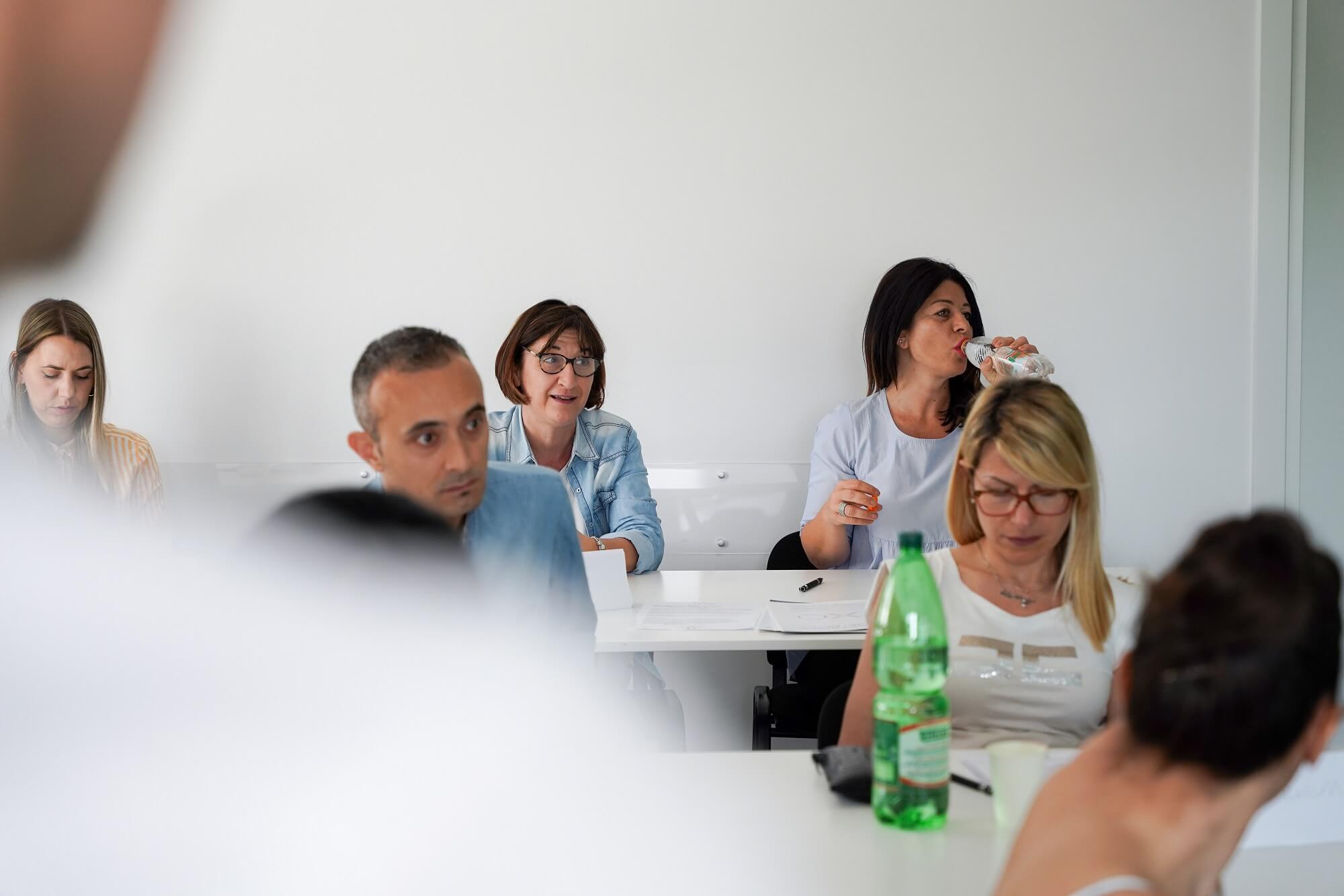 nella foto vediamo un gruppo di persone che ascolta una lezione. la foto è stata scattata durante un'edizione del corso per diventare orientatore certificato orienta express