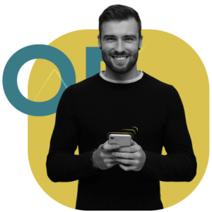 L'immagine mostra un ragazzo sui 25 anni che ha in mano uno smartphone. Ha un'espressione sorridente e appagata.