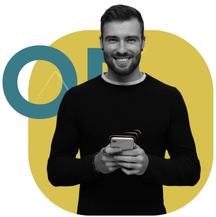 L'immagine mostra un ragazzo sui 25 anni che ha in mano uno smartphone. Ha un'espressione sorridente e appagata.