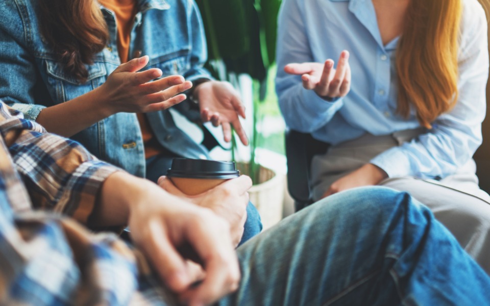 foto che mostra 3 ragazzi vestiti in abiti casula che sembra stiano parlando si qualche cosa. la foto non mostra i loro volti, ma solo il corpo
