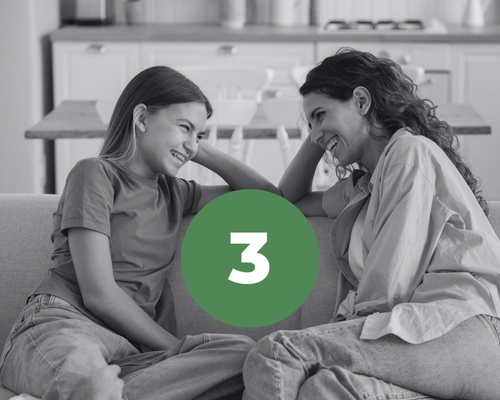 foto con due soggetti. a destra c'è una signora sui 40 anni con capelli ricci, abiti casual e volto sorridente. a destra c'è una bambina vestita in abiti casual e sorridente